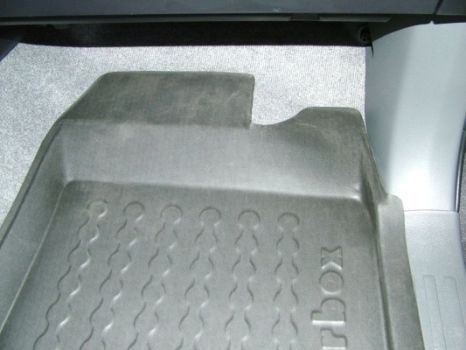 Резиновый коврик с защитными бортами 418139000 CARBOX